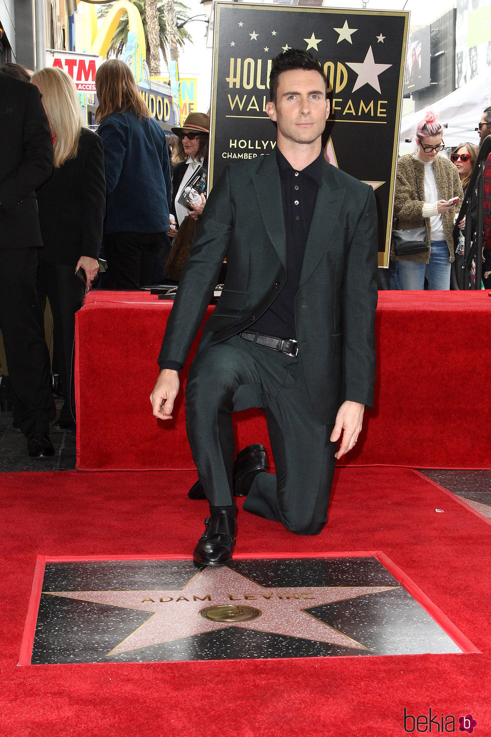 Photo of Adam Levine recibe su estrella en el paseo de la fama