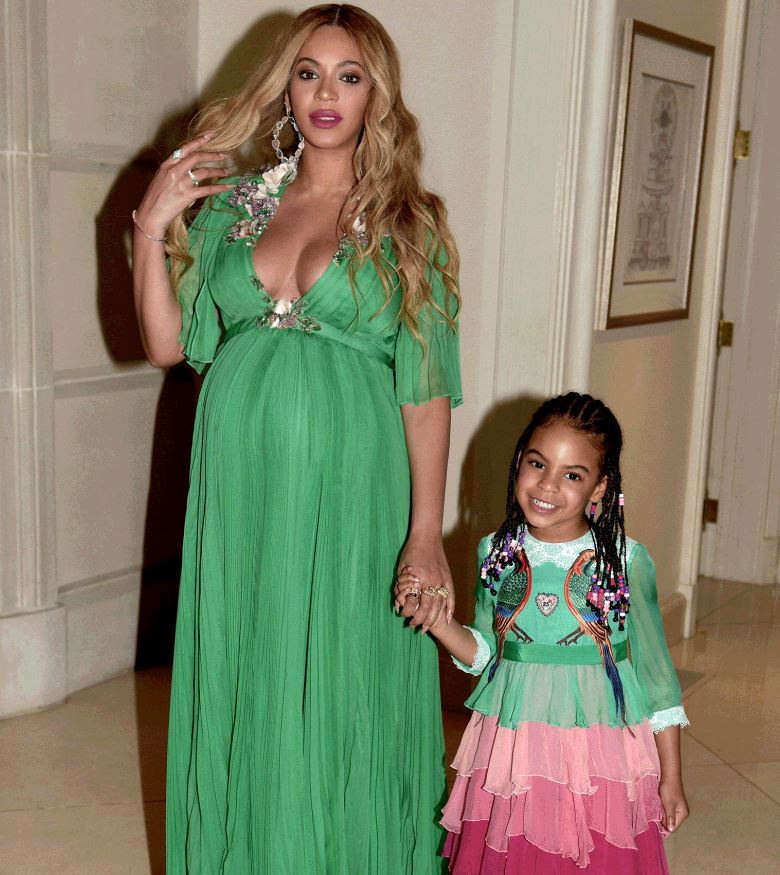 Photo of Beyoncé y su hija se lucen como verdaderas princesas en la premiere de «La Bella y la Bestia»