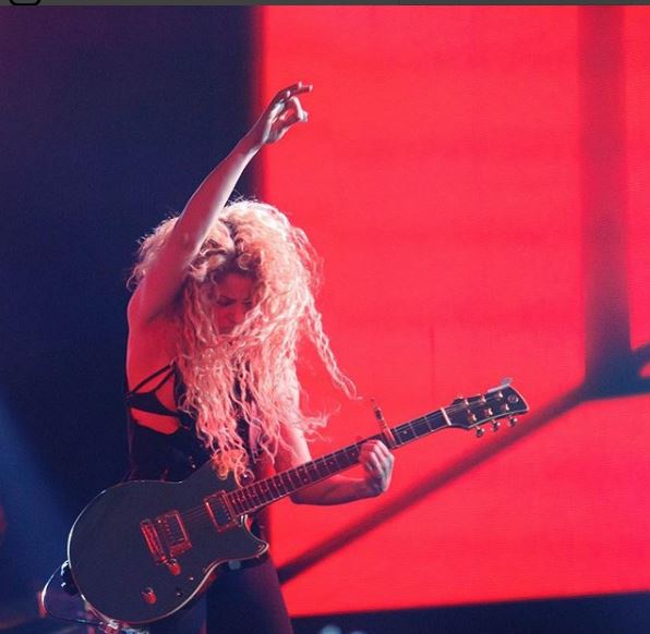 Photo of Shakira suspende su gira hasta el 2018
