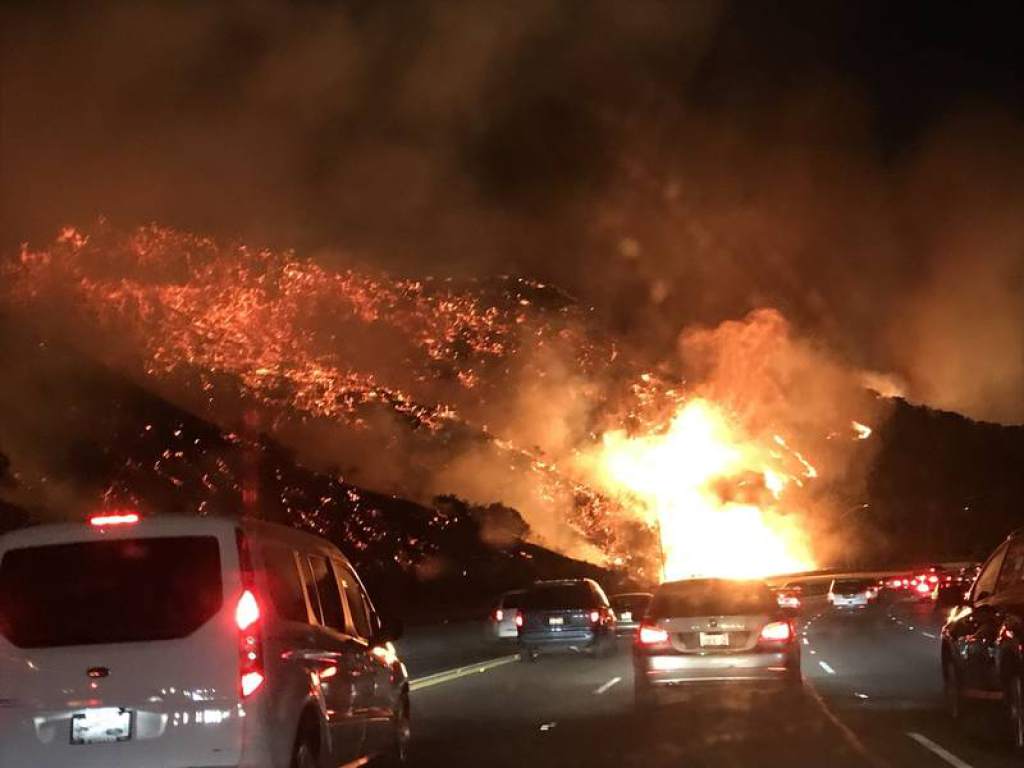 Photo of Continúa la evacuación por las llamas en Los Ángeles