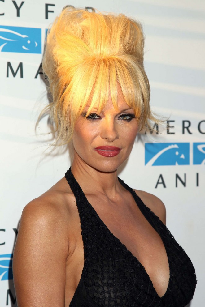 Photo of Pamela Anderson derrocha sensualidad en una reveladora sesión de fotos