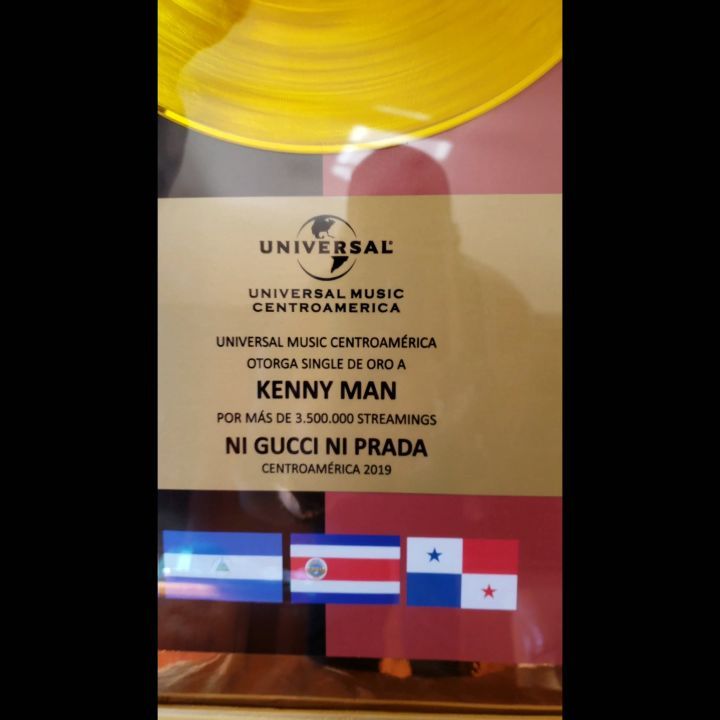 Photo of Kenny Man recibe disco de oro por «Ni Gucci ni Prada»