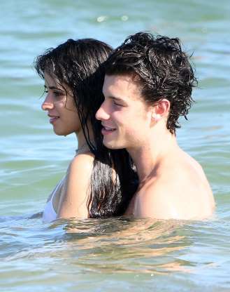 Photo of Camila Cabello y Shawn Mendes fueron captados juntos en una playa en Miami