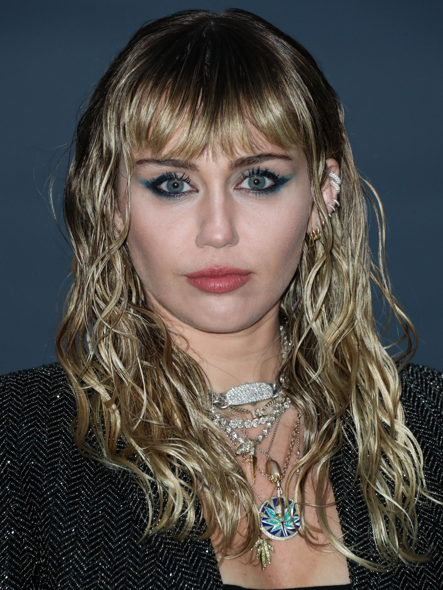 Photo of Miley Cyrus presenta el videoclip de ‘Slide Away’