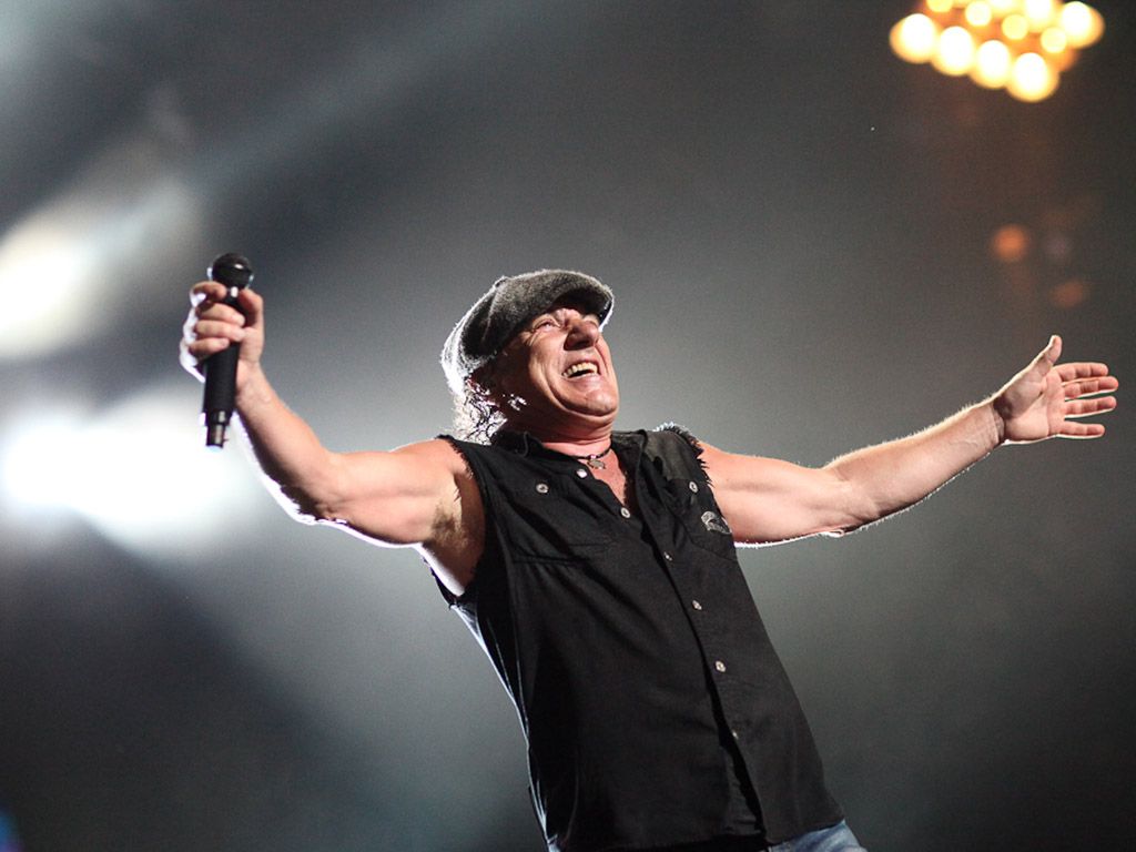 Photo of AC / DC Pospondra gira por los EE.UU. Después de los médicos advierten a cantante Brian Johnson, de riesgos de  ‘sordera total’