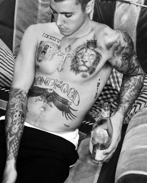 Photo of Justin Bieber presume sus tatuajes