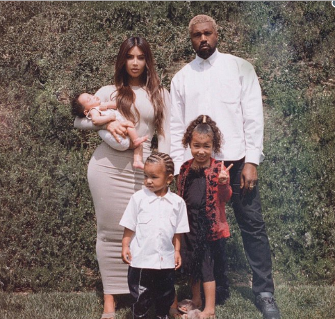 Photo of Kim Kardashian mostró su primera foto familiar