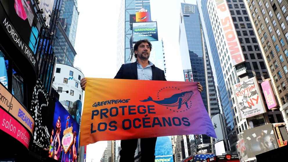 Photo of El actor Javier Bardem protesta en el Times Square para pedir que se protejan los océanos
