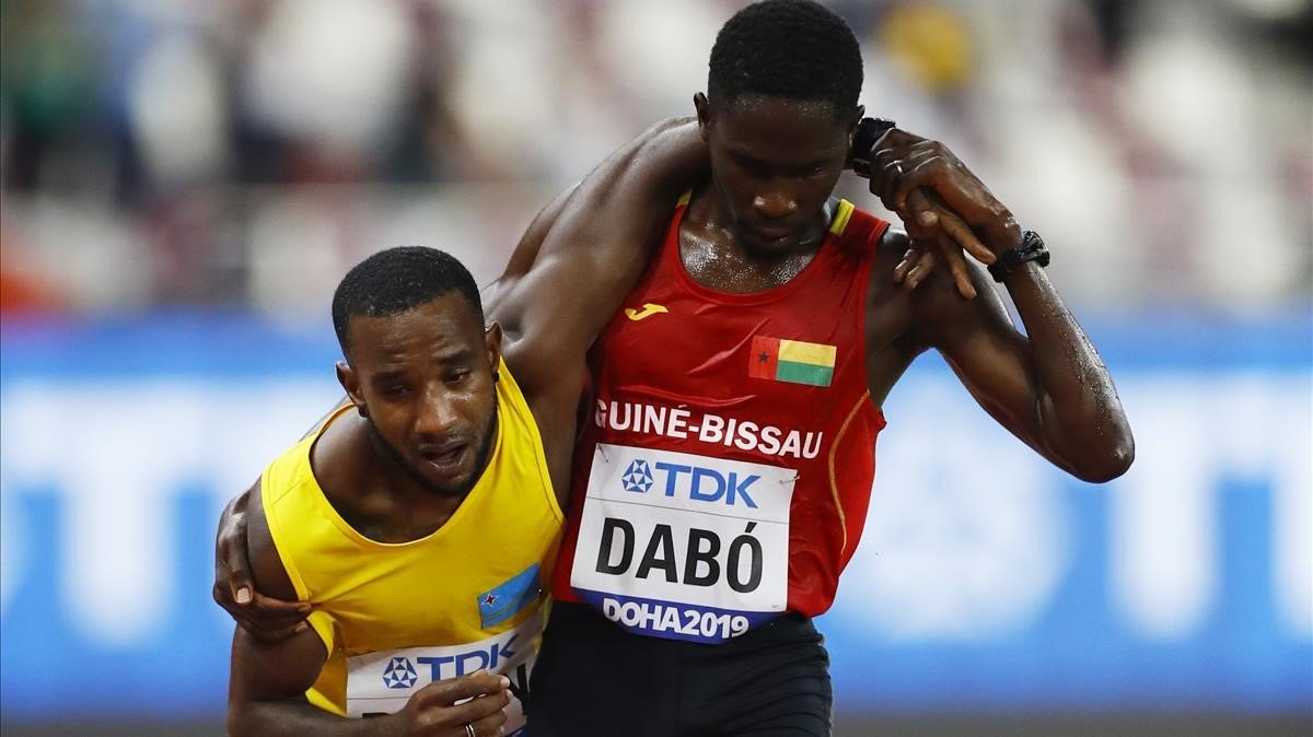 Photo of ¡Viral! La imagen del Mundial de atletismo de Doha, donde Jonathan Busby es ayudado por Braima Dabó