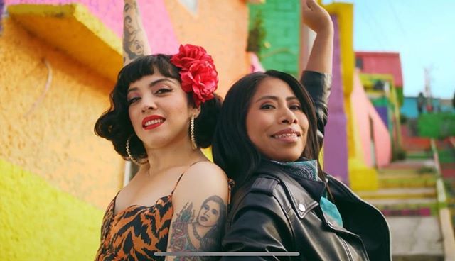 Photo of La cantante Mon Laferte Guaynaa y Yalitza Aparicio juntos en su nuevo vídeo de “Plata Ta Tá”