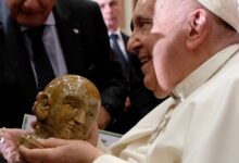 Photo of Artesanía penonomeña de “Piedra de Jabón” en manos del Papa Francisco