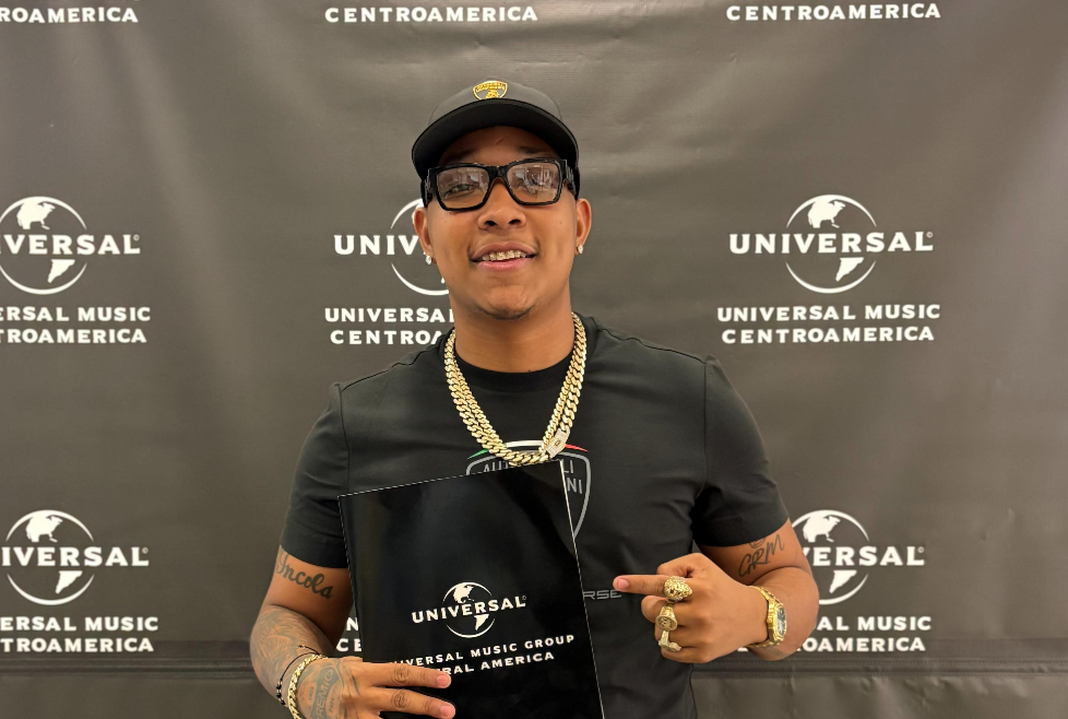 VALENTINO TALENTO DE PANAMÁ FIRMA CON UNIVERSAL MUSIC CENTROAMÉRICA