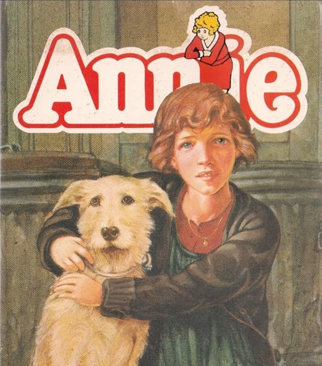 Annie El Musical, es un libro de 1977 cOn un tema que se mantiene vigente