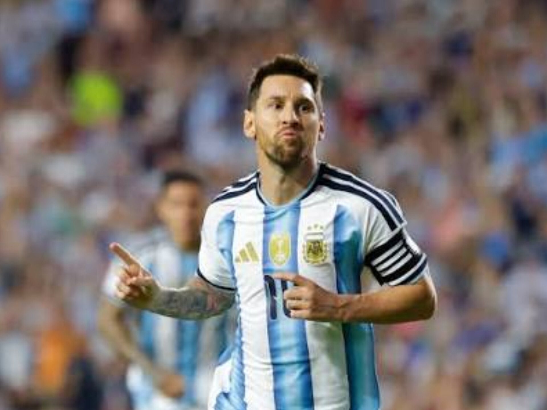 EL RÉCORD QUE NINGUNO QUERÍA! MESSI SUPERA A CRISTIANO RONALDO EN EL HISTORIAL MÁS SEGUIDO DEL MUNDO